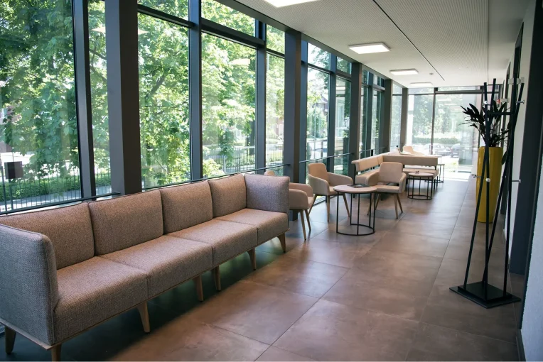 Einrichtung Möblierung für den Wartebereich, Wartezimmer Radiologische Praxis Coesfeld Sessel, Lounte-Tische rund, Sofa, Sitzbänke, helle Polsterstoffe