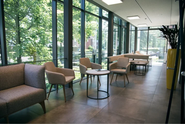 Einrichtung Möblierung für den Wartebereich, Wartezimmer Radiologische Praxis Coesfeld Sessel, Lounte-Tische rund, Sofa, Sitzbänke, helle Polsterstoffe