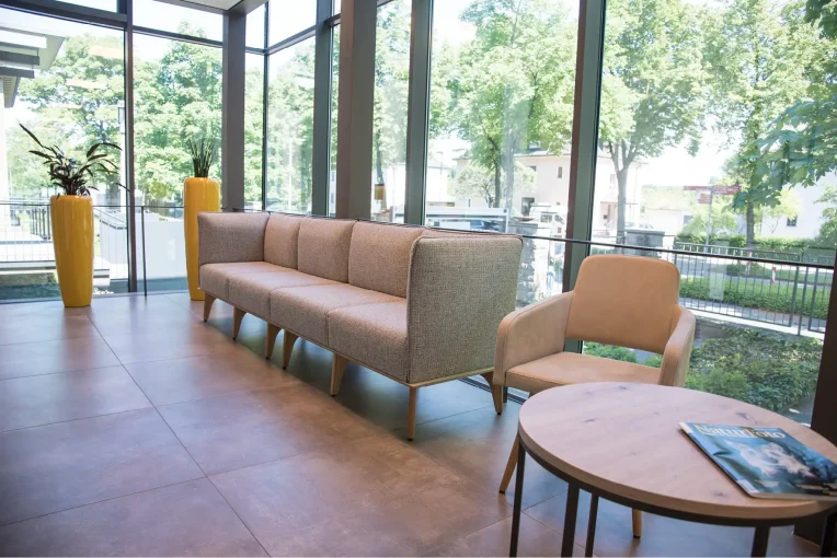 Einrichtung Möblierung für den Wartebereich, Wartezimmer Radiologische Praxis Coesfeld Sessel, Lounte-Tische rund, Sofa, Sitzbänke, helle Polsterstoffe