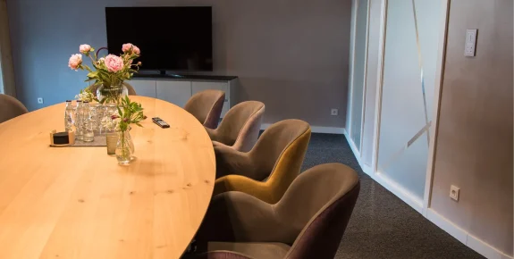 Foto von der Besprechungsraum-Einrichtung, Sessel Juna, Westfalia Spielgeräte, Schniedersitzt Möbel für gute Gäste