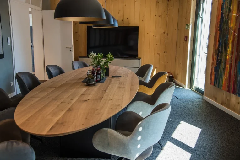 Foto von der Besprechungsraum-Einrichtung, Sessel Juna, Westfalia Spielgeräte, Schniedersitzt Möbel für gute Gäste
