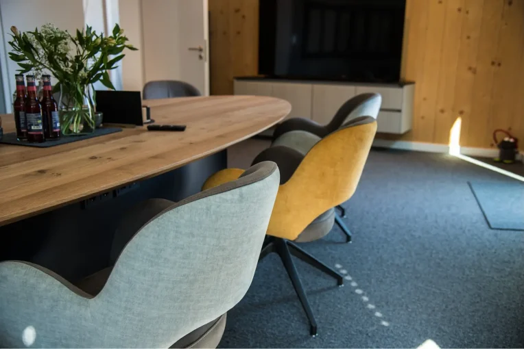 Foto von der Besprechungsraum-Einrichtung, Sessel Juna, Westfalia Spielgeräte, Schniedersitzt Möbel für gute Gäste